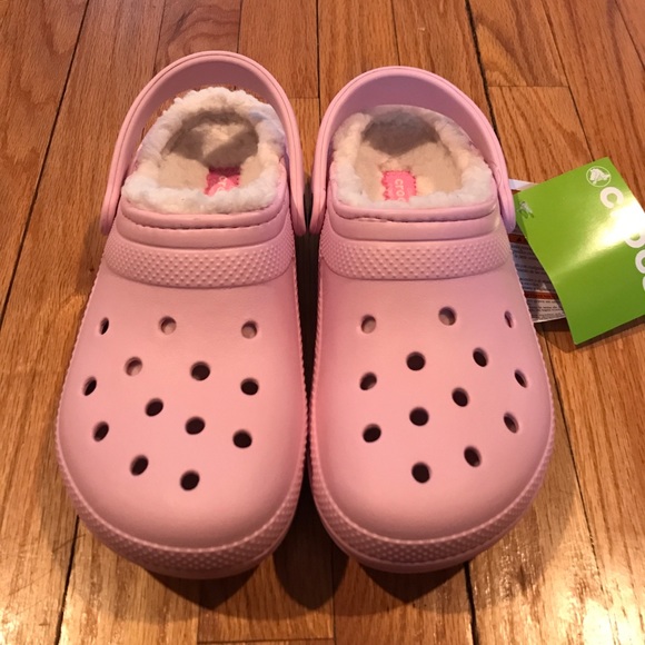 pink crocs on feet
